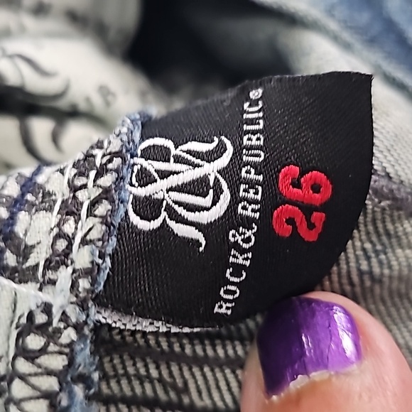 Rock and Republic slifhtly distressed jeans size 26 - Picture 3 of 6